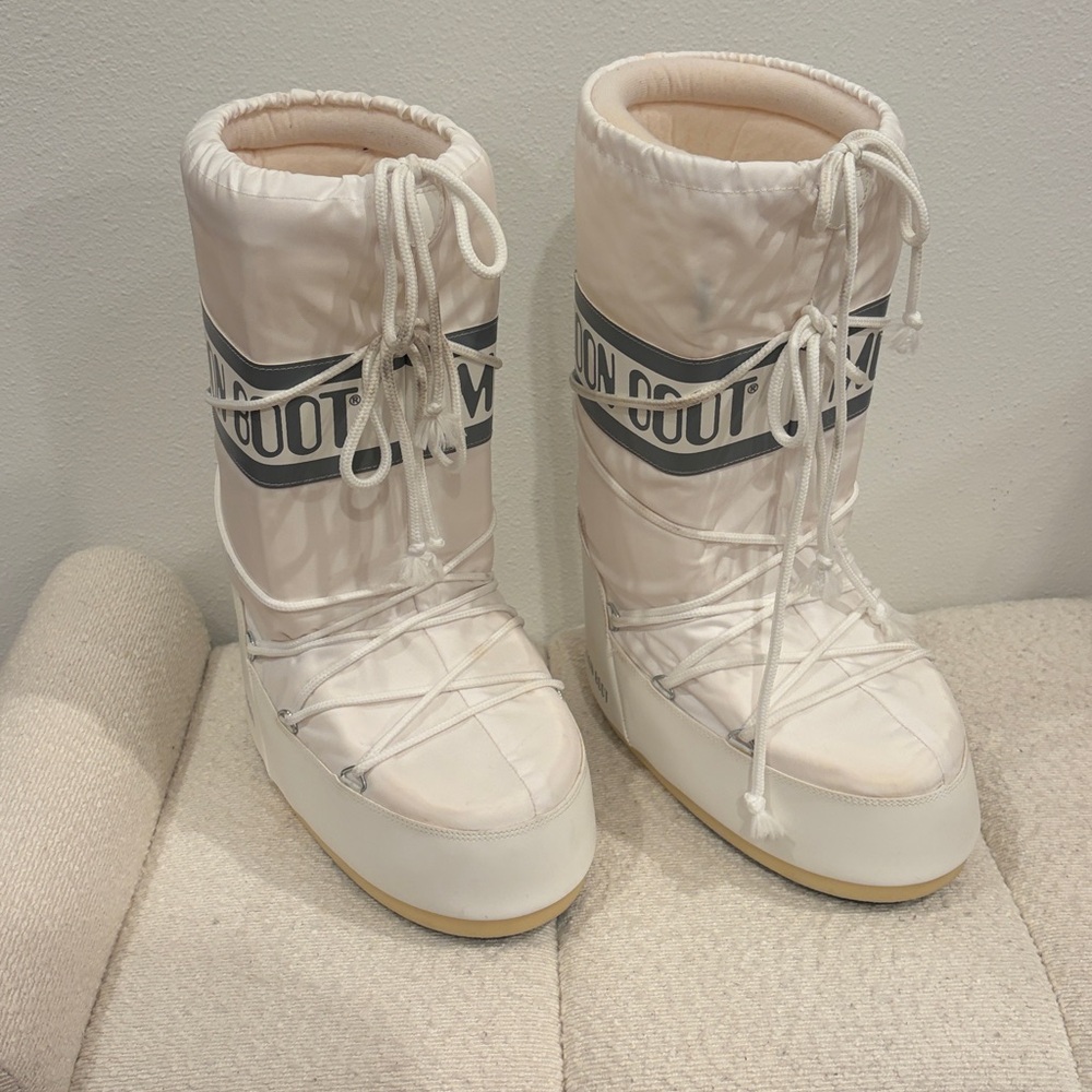 White moon boots - Picture 2 of 5